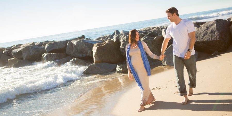 babymoon-pregnant-woman-couple-walking-on-beach
